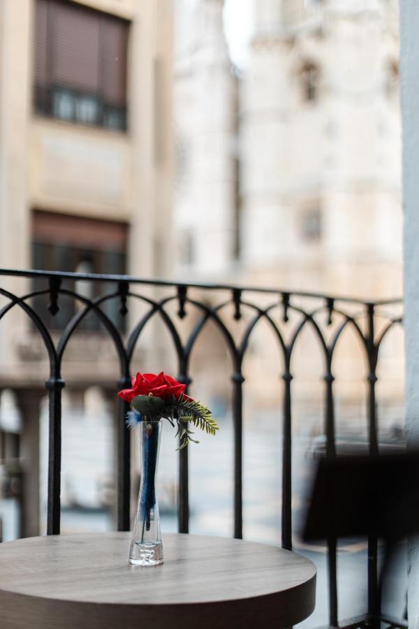 Albany Ancha Hotel León Buitenkant foto A rose left on the balcony of the hotel room where Kennedy was found dead