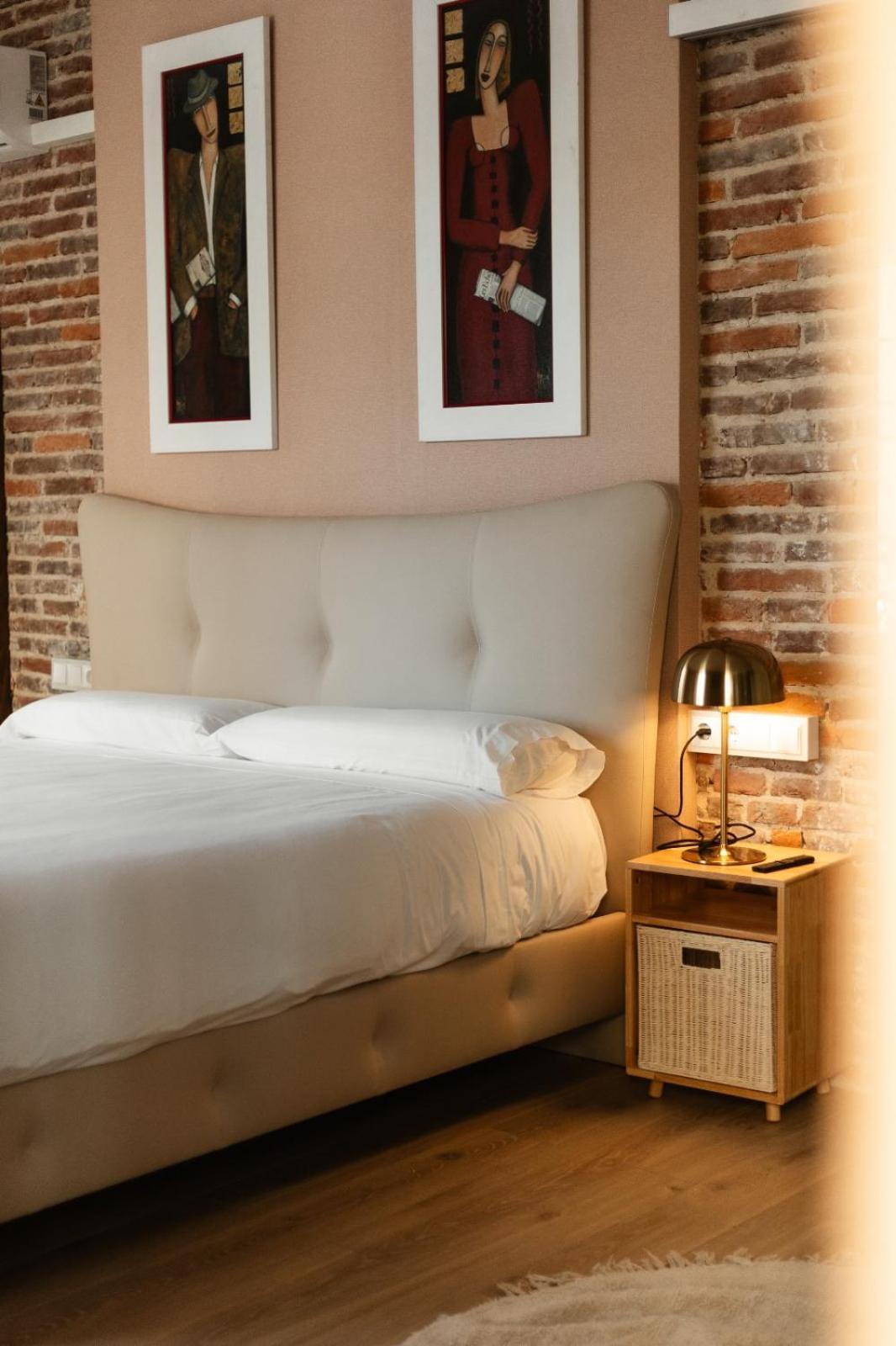 Albany Ancha Hotel León Buitenkant foto A bedside table