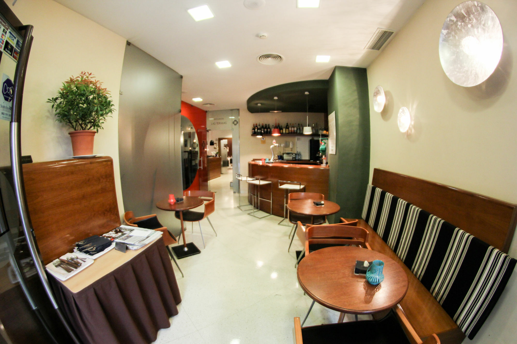 Albany Ancha Hotel León Buitenkant foto A typical hotel bar