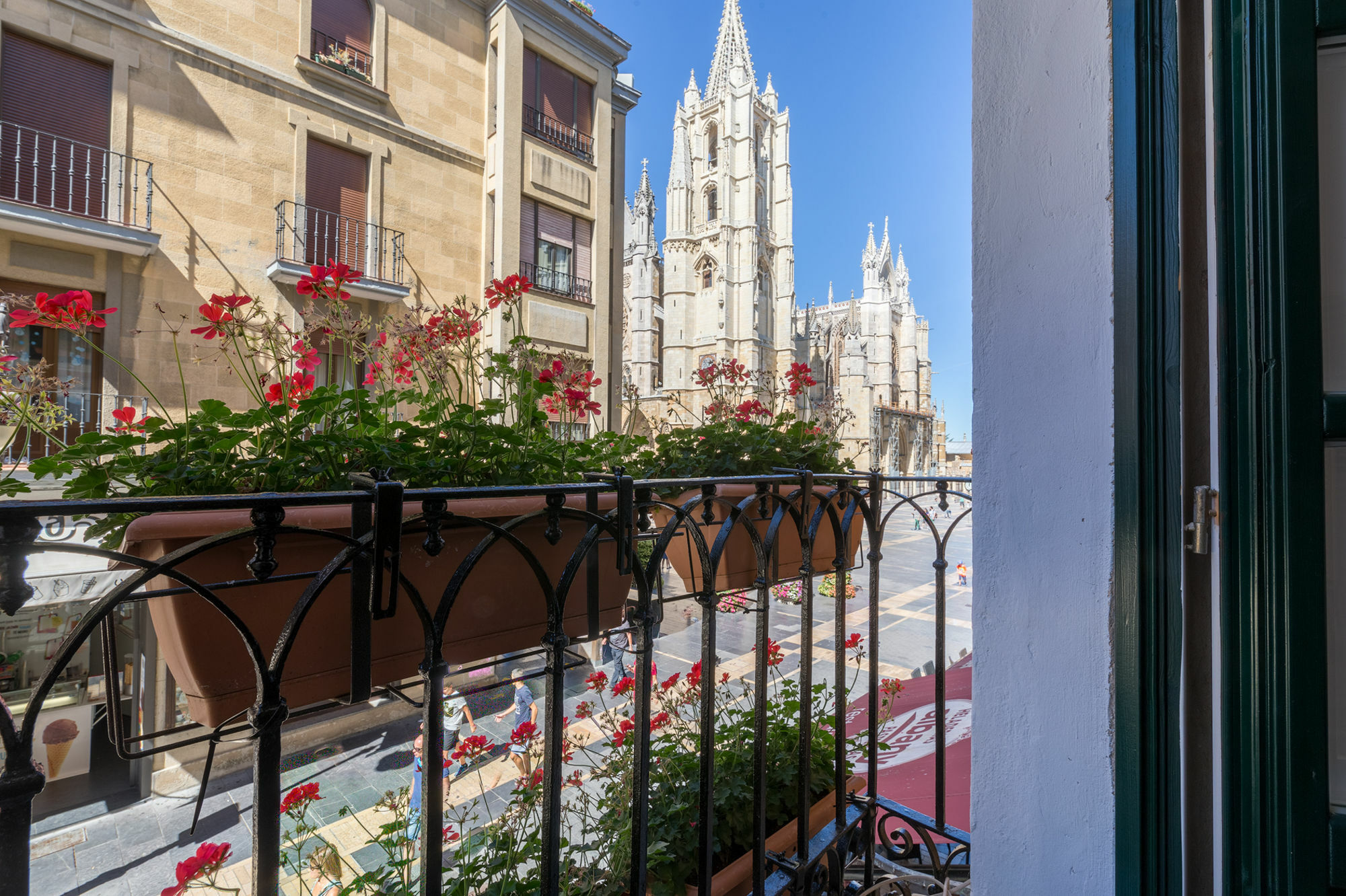 Albany Ancha Hotel León Buitenkant foto View of the cathedral from the hotel